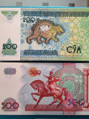 UZBEKISTAN SET DA 2 BANCONOTE: 200 + 500 CYM FDS NUOVE