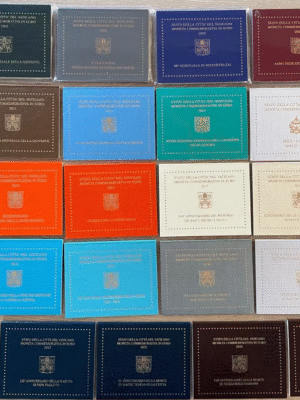 VATICANO TUTTI I 2 EURO COMMEMORATIVI IN FOLDER DAL 2004 AL 2023 COMPRESI